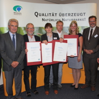 Vertreter von Naturparken in Mecklenburg-Vorpommern nehmen die Auszeichnung zum Qualitäts-Naturpark entgegen - Copyright: VDN