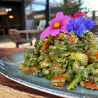 Mediterraner Dinkelreis-Salat mit Wildkräuterpesto © Sinnvoll unterwegs