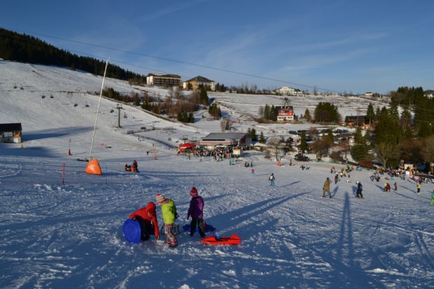 Der Fichtelberg ist eine der schneesichersten Regionen Sachsens und bietet sehr gute Bedingungen für Wintersportler und Rodelspaß.