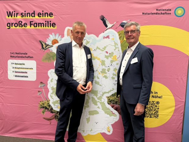 Peter Südbeck (l.) und Friedel Heuwinkel vor einem Banner des Bündnisses der Nationalen Naturlandschaften in Berlin.