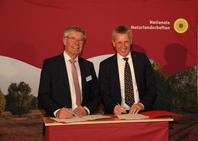 Friedel Heuwinkel (l.), Präsident VDN e. V., und Peter Südbeck, Vorsitzender NNL e. V., unterschreiben die Kooperationsverträge. Foto: NNL/Schutter
