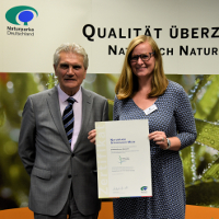 Naturpark Steinhuder Meer ist Qualitäts-Naturpark: Sonja Papenfuß nimmt 2018 die Auszeichnung vom damaligen Präsidenten des Verbandes Deutscher Naturparke (VDN), Dr. Michael Arndt entgegen © VDN