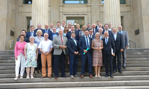 VertreterInnen Nds.Naturparke MdL Nds.Landtag 23.08.2018 Beitrag VertreterInnen Nds.Naturparke MdL Nds.Landtag 23.08.2018 Beitrag Aussichtsreich Mehr Förderung für Niedersachsens Naturparke