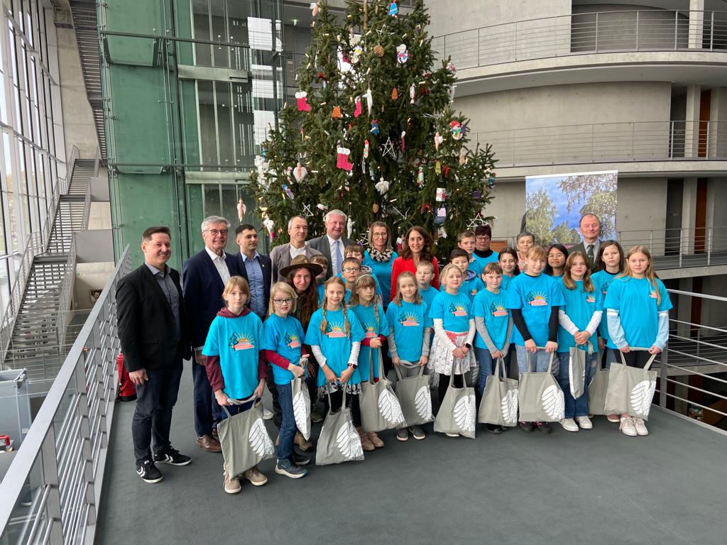 Weihnachtsbaum Gruppenbild Berlin Bundestag 2023