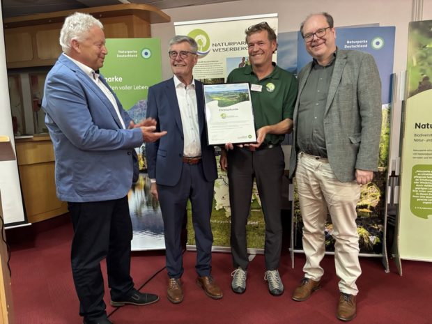 Auf dem Bild zu sehen sind von links: Tom Jürgens, Vorstandsvorsitzender Zweckverband Naturpark Weserbergland; Friedel Heuwinkel, Präsident des VDN e. V.; Naturparkleiter Christian Wiegand sowie Christian Meyer, Niedersächsischer Minister für Umwelt, Energie und Klimaschutz. Foto: © VDN e. V.