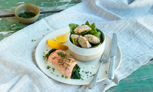 Lachs-Spinat-Roulade mit Honig-Senf-Lias und Dinkel-Gnocchi