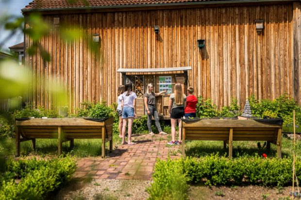 Die Umweltbildungsstätte Rhöniversum bietet attraktive Programme für Kinder, wie hier im Garten am Insektenhotel.