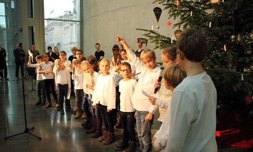 Übergabe Weihnachtsbaum Kinder stellen Baumschmuck vor „Alte Tradition“ ─ Weihnachtsbaum für den Deutschen Bundestag